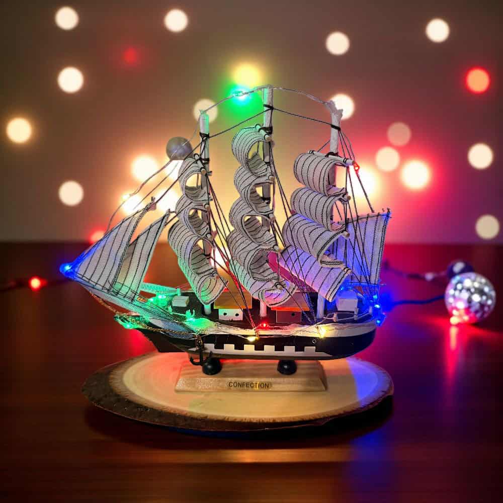 gouri_karavi Ξύλινο διακοσμητικό καράβι με LED φωτισμό σε γιορτινό σκηνικό – πρωτοχρονιάτικη διακόσμηση 2026