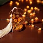 Επιτραπέζιο γούρι 2026 με δέντρο ζωής και νομίσματα σε ξύλινη βάση με εκρού φούντα