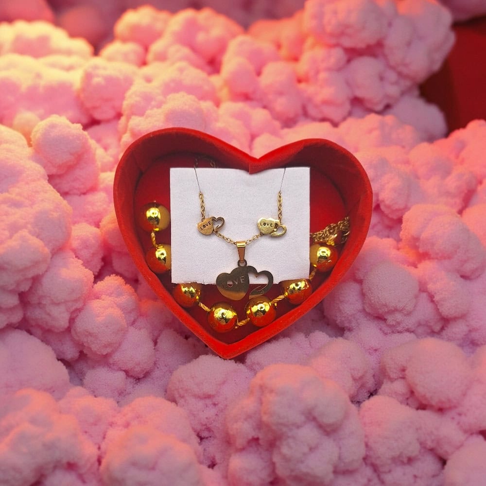 Σετ Κολιέ & Σκουλαρίκια LOVE Ατσάλι 45cm Σετ χρυσό κολιέ και σκουλαρίκια LOVE με καρδιές από ανοξείδωτο ατσάλι, αλυσίδα 45 cm – δώρο Αγίου Βαλεντίνου