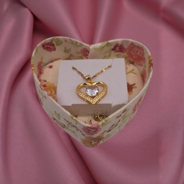 Χρυσό ατσάλινο κολιέ καρδιά με κεντρική πέτρα και πέτρες στο περίγραμμα, αλυσίδα 45 cm – δώρο Αγίου Βαλεντίνου