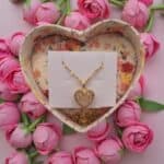 Χρυσό ατσάλινο κολιέ διπλή καρδιά με πέτρες, αλυσίδα 45 cm σε κουτί καρδιά – δώρο Αγίου Βαλεντίνου