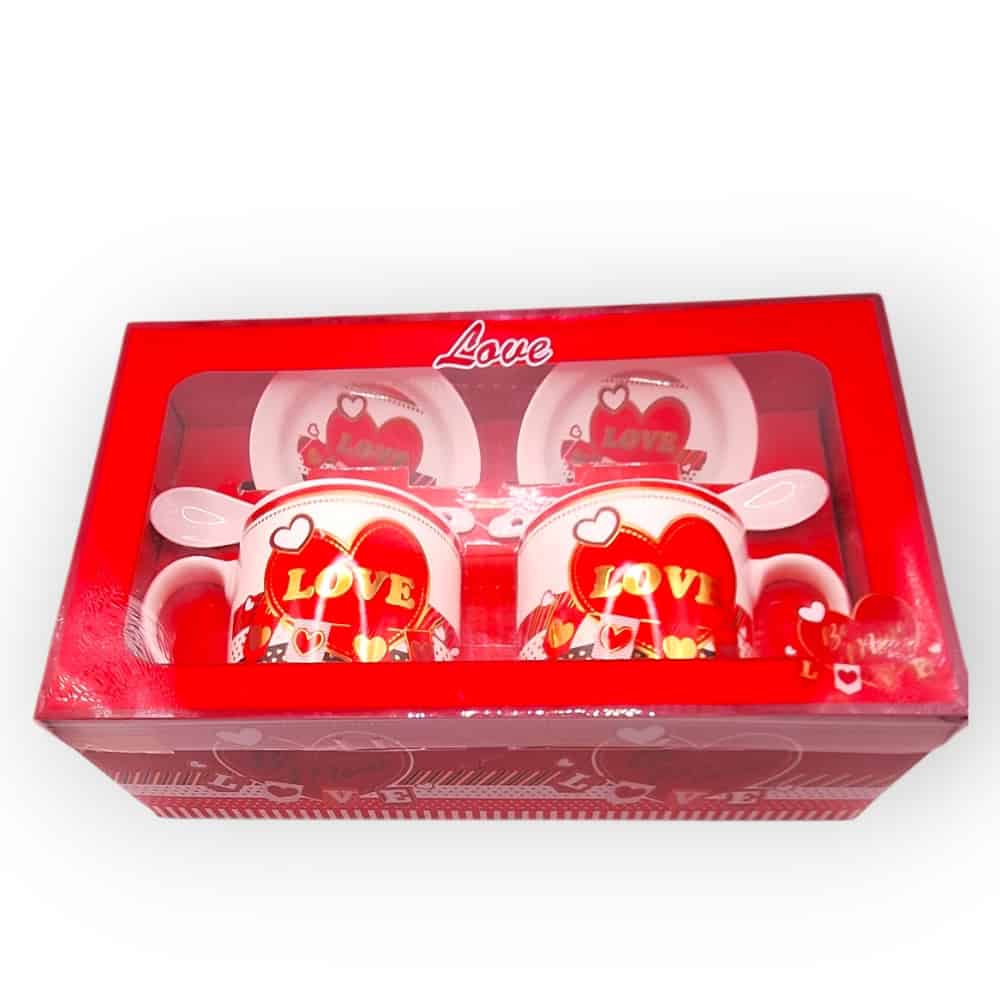 Σετ Ζευγαριού LOVE: 2 Κούπες με Πιατάκια & Κουταλάκια Σετ ζευγαριού LOVE με 2 κούπες, 2 πιατάκια και 2 κουταλάκια σε κόκκινη συσκευασία δώρου – Άγιος Βαλεντίνος