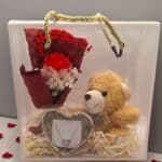 Gift box Αγίου Βαλεντίνου με λούτρινο αρκουδάκι, ανθοδέσμη και ατσάλινο κόσμημα 45 cm
