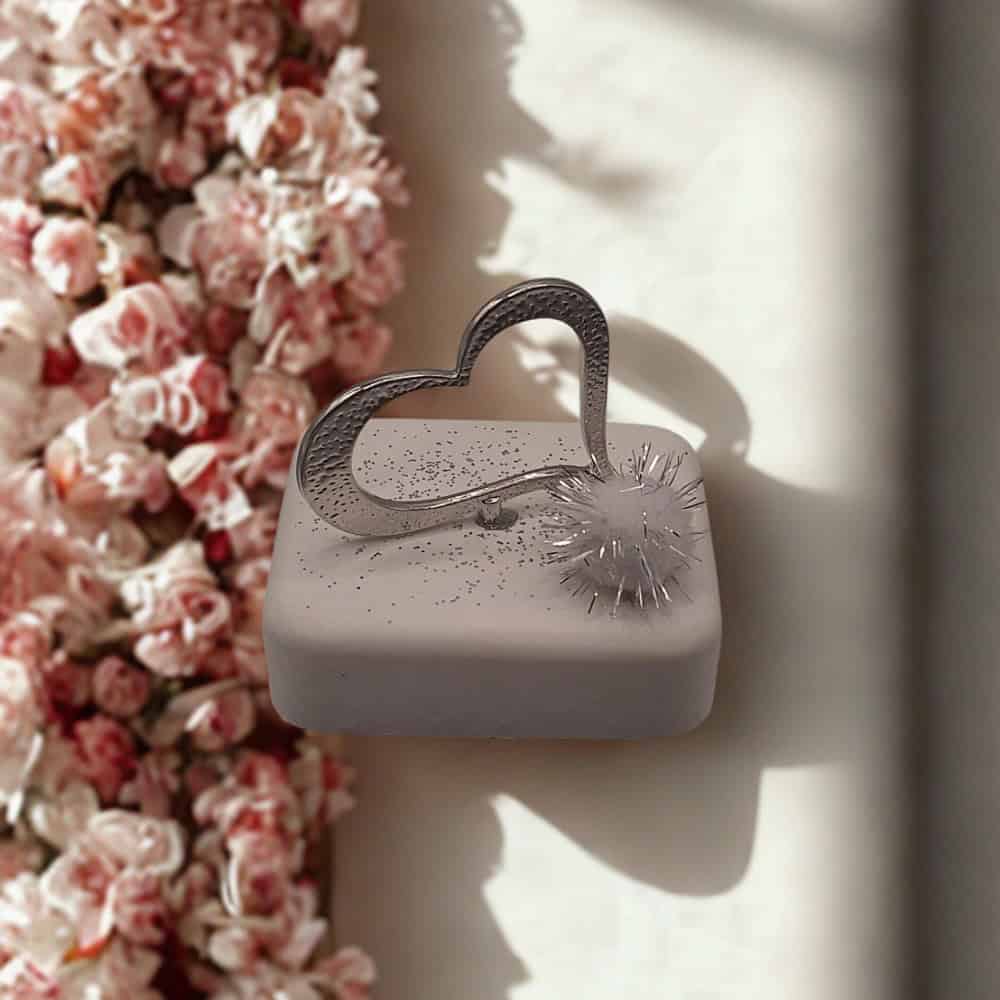 asimenia_kardia_se_vasi Διακοσμητική ασημί καρδιά σε βάση – ρομαντικό δώρο Αγίου Βαλεντίνου oneforalls.gr