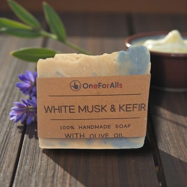 Χειροποίητο σαπούνι WHITE MUSK με κεφίρ, βουβαλίσιο γάλα και ελαιόλαδο για πρόσωπο και σώμα – oneforalls.gr