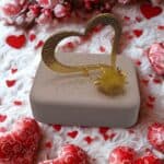 Διακοσμητική χρυσή καρδιά σε βάση από κεραμική πορσελάνη – δώρο Αγίου Βαλεντίνου oneforalls.gr