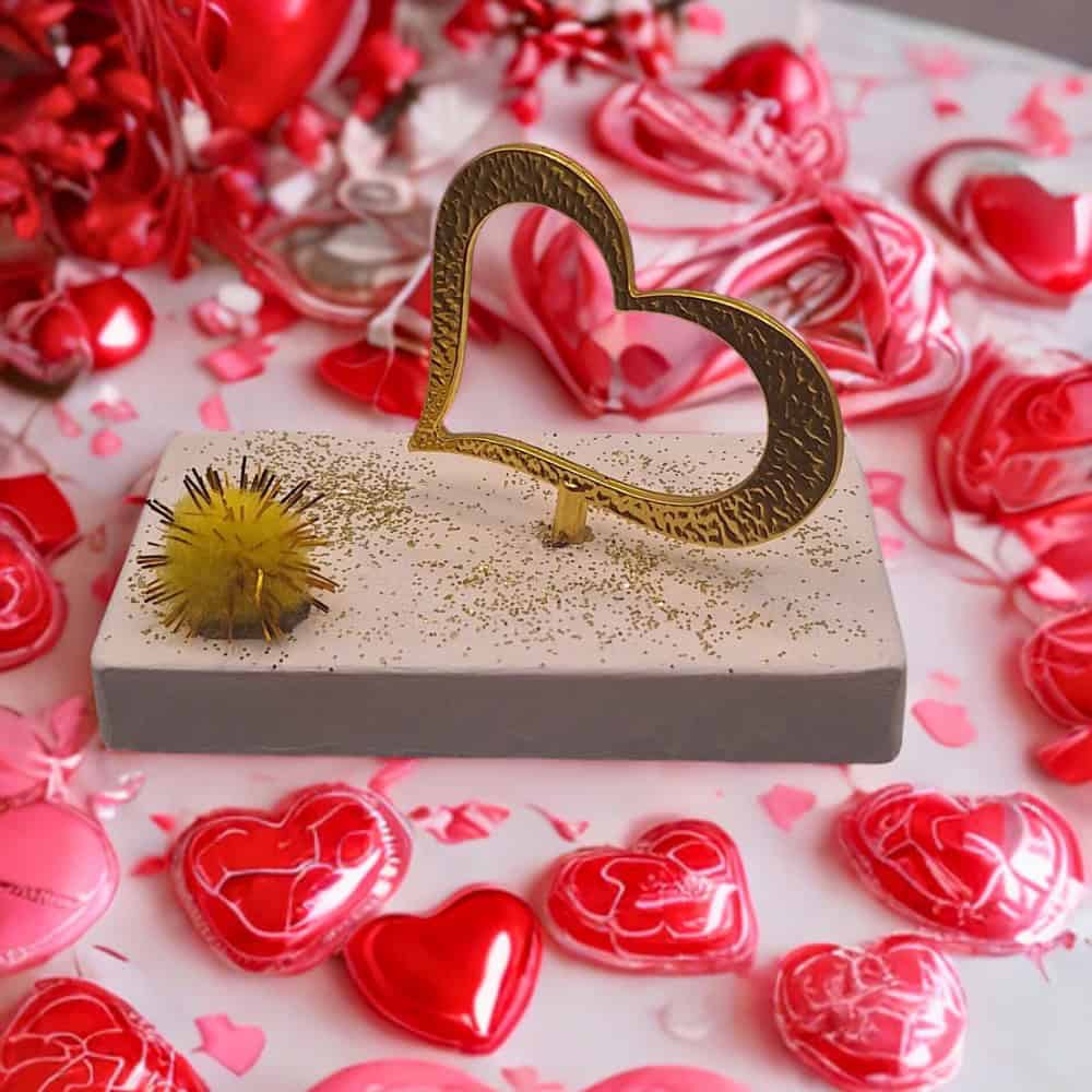 xrysh_kardia_se_vash Διακοσμητική χρυσή καρδιά σε βάση από κεραμική πορσελάνη – δώρο Αγίου Βαλεντίνου oneforalls.g