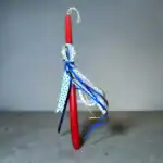 πασχαλινή κόκκινη λαμπάδα με μπλε και λευκές κορδέλες 40cm oneforalls