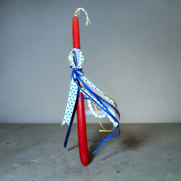 πασχαλινή κόκκινη λαμπάδα με μπλε και λευκές κορδέλες 40cm oneforalls