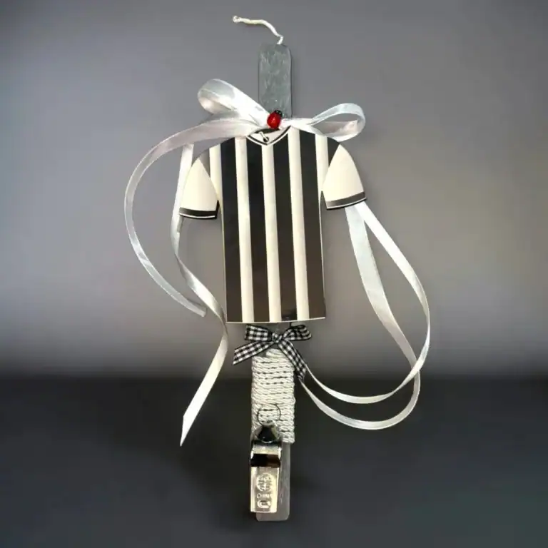 πασχαλινή λαμπάδα ΠΑΟΚ με ασπρόμαυρη φανέλα και σφυρίχτρα oneforalls