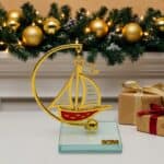 Επιτραπέζιο Γούρι Καραβάκι 2026 σε Γυάλινη Βάση