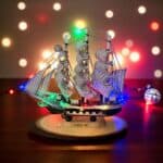 Ξύλινο διακοσμητικό καράβι με LED φωτισμό σε γιορτινό σκηνικό – πρωτοχρονιάτικη διακόσμηση 2026