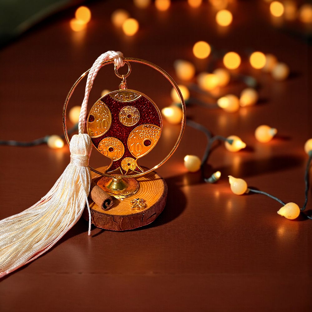 gouri_se_xylini_vasi Επιτραπέζιο γούρι 2026 με δέντρο ζωής και νομίσματα σε ξύλινη βάση με εκρού φούντα