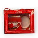 Σετ δώρου Love με κούπα, πιατάκι και κουταλάκι σε κόκκινη συσκευασία – δώρο Αγίου Βαλεντίνου