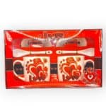 Σετ ζευγαριού LOVE με 2 κούπες, 2 πιατάκια και 2 κουταλάκια σε κόκκινη συσκευασία δώρου – Άγιος Βαλεντίνος