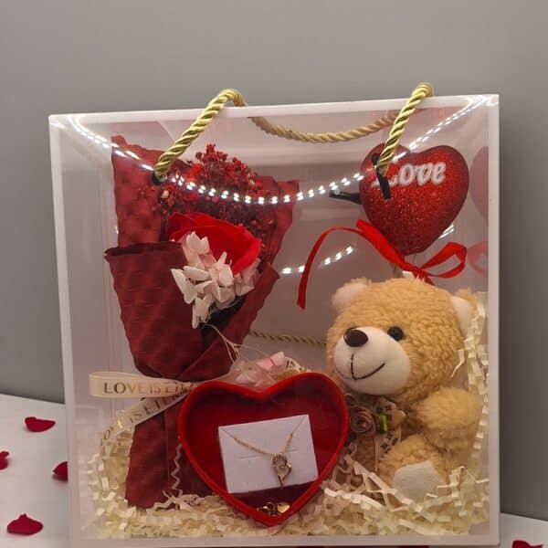 Gift box Αγίου Βαλεντίνου με λούτρινο αρκουδάκι, τεχνητή ανθοδέσμη και χρυσό ατσάλινο κολιέ 45 cm σε διάφανο κουτί με χερούλι