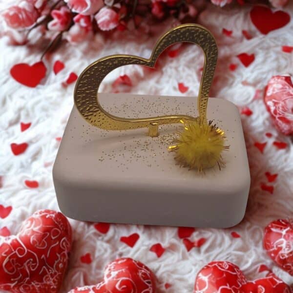 Διακοσμητική χρυσή καρδιά σε βάση από κεραμική πορσελάνη – δώρο Αγίου Βαλεντίνου oneforalls.gr