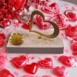 Διακοσμητική χρυσή καρδιά σε βάση από κεραμική πορσελάνη – δώρο Αγίου Βαλεντίνου oneforalls.g