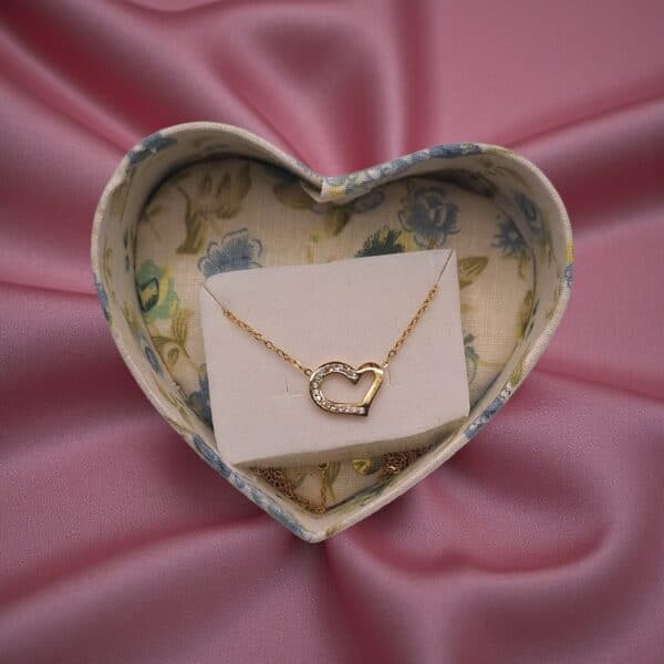 Χρυσό ατσάλινο κολιέ με ανοιχτή καρδιά και πέτρες, αλυσίδα 45 cm – δώρο Αγίου Βαλεντίνου